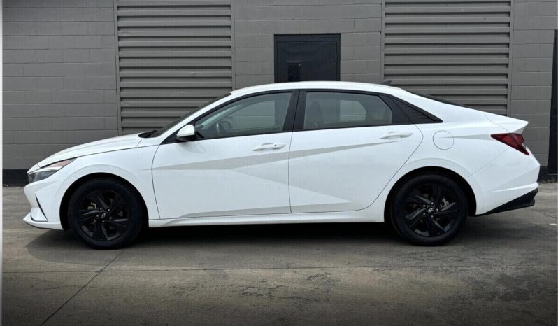 2023 Hyundai Elantra Preferred w/ Sun&Tech full